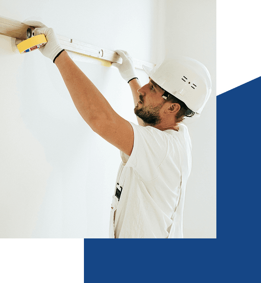 Pracownik ekipy Ścianka podczas malowania ściany